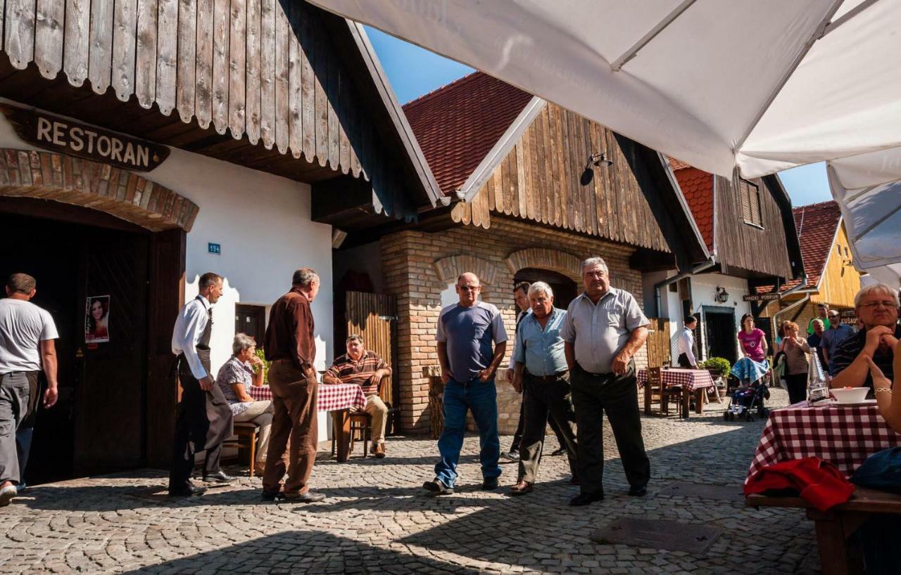 Appartamento Sobe Na Vinskoj Cesti Zmajevac Esterno foto